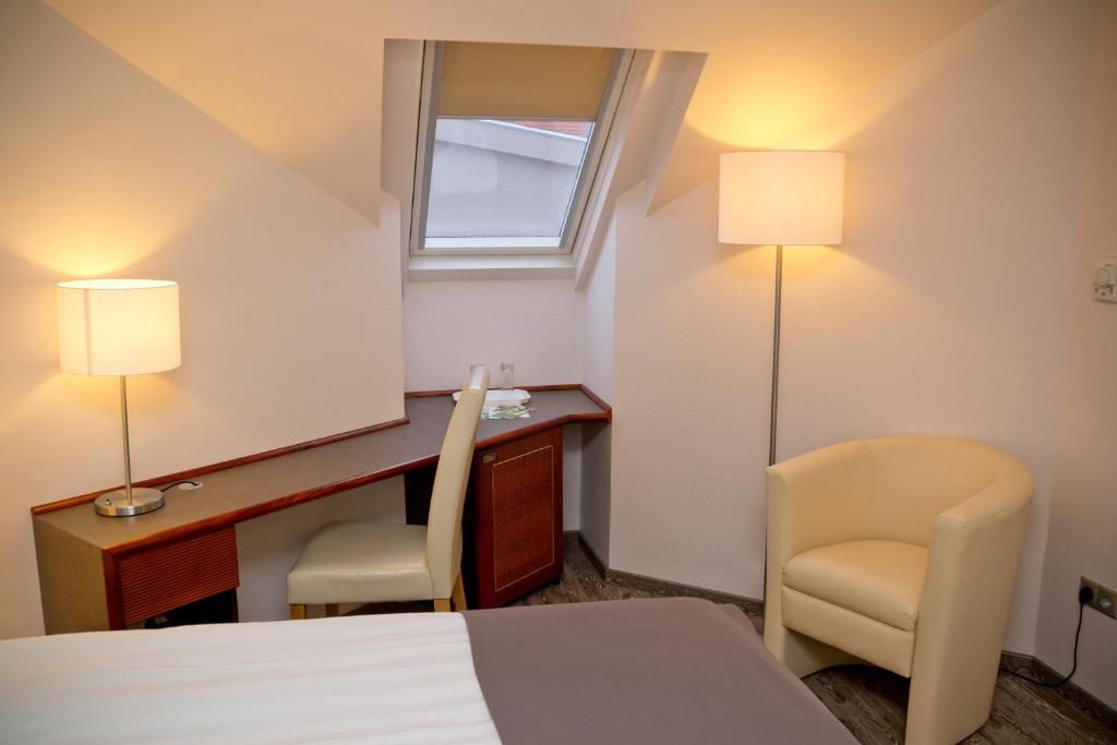 Old Lake Golf Hotel Tata Room photo